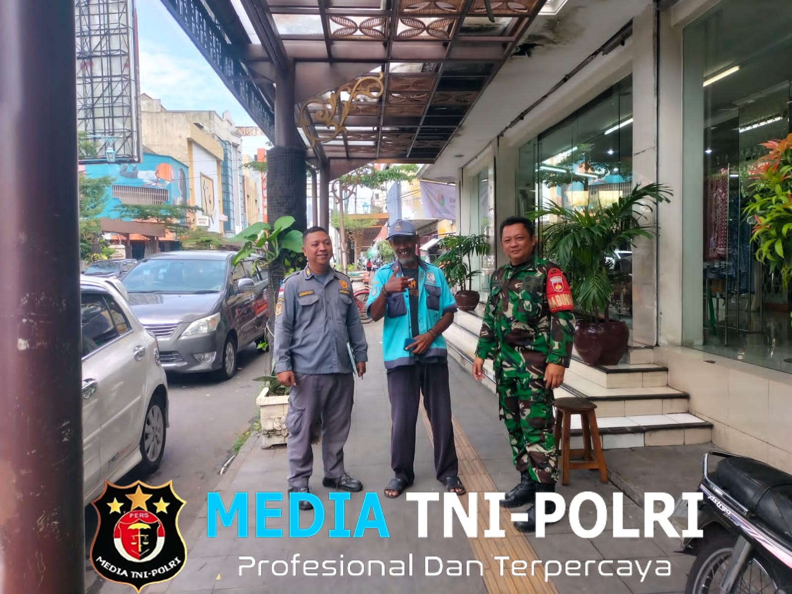 Ciptakan Kenyamanan Wilayah Kondusif, Babinsa Kemlayan Patroli Bersama Linmas Dengan Humanis