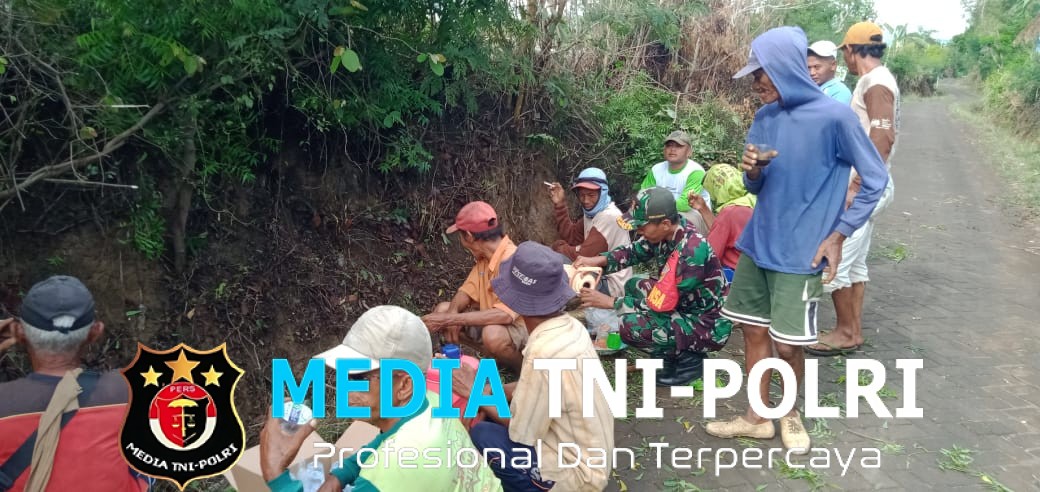 Saling Bahu-Membahu, Warga Possumur Gelar Aksi Bersih Parit Bareng Babinsa