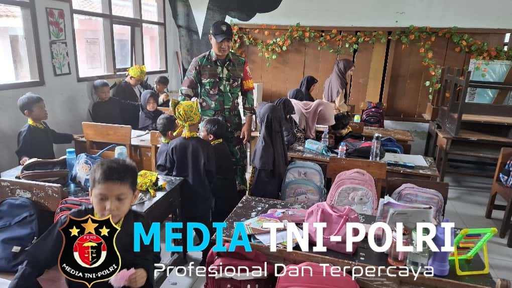 Babinsa Tamanagung Terjun Langsung Dampingi Imunisasi di SDN 2 Tamanagung Wujudkan Peran TNI dalam Kesehatan Masyarakat