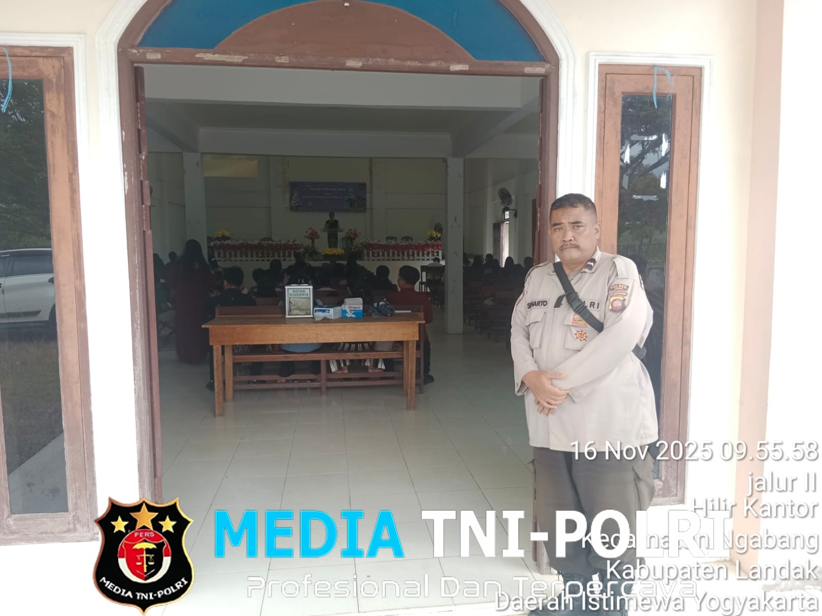 Pengamanan Ibadah Minggu Polsek Ngabang Laksanakan di Gereja GKBI EL SHADDAI Jalur 2 Untuk Ciptakan Situasi Aman