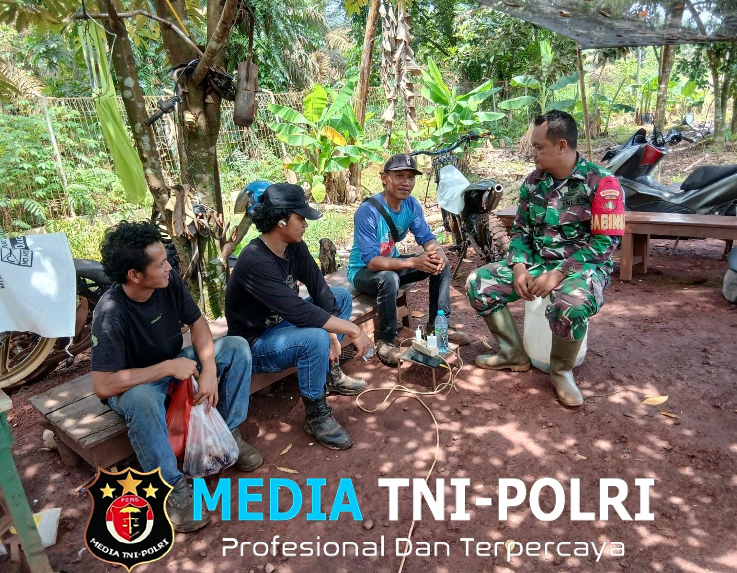 Babinsa Koramil 1015-01/Mentaya Hilir Selatan Komsos Dengan Warga Dan Pantau Wilayah Binaan