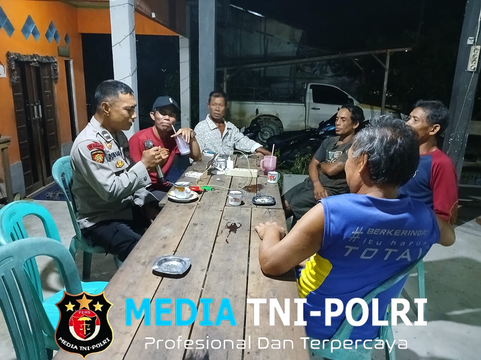 Sentuhan Humanis Polisi di Malam Hari Temani Warga, Dengarkan Aspirasi