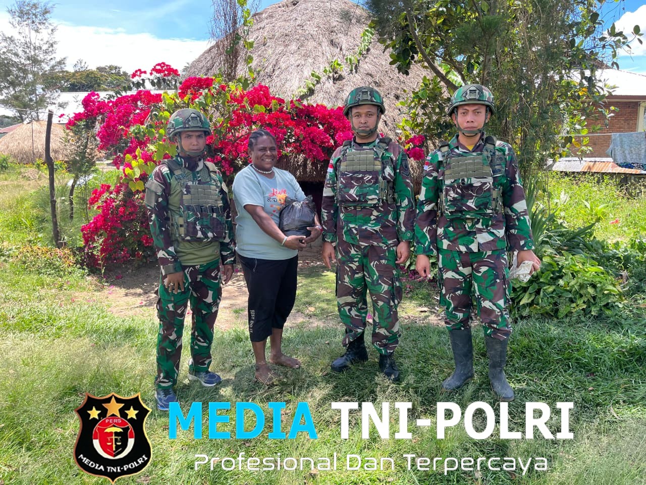 Berbagi Sembako Satgas Yonif 521/DY Jalin Keakraban Melalui Anjangsana di Distrik Bolakme