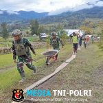 Satgas Yonif 700/WYC Gelorakan Semangat Kebersamaan Pos Bendungan Bantu Pembangunan Patung Misionaris Gordon F. Larson