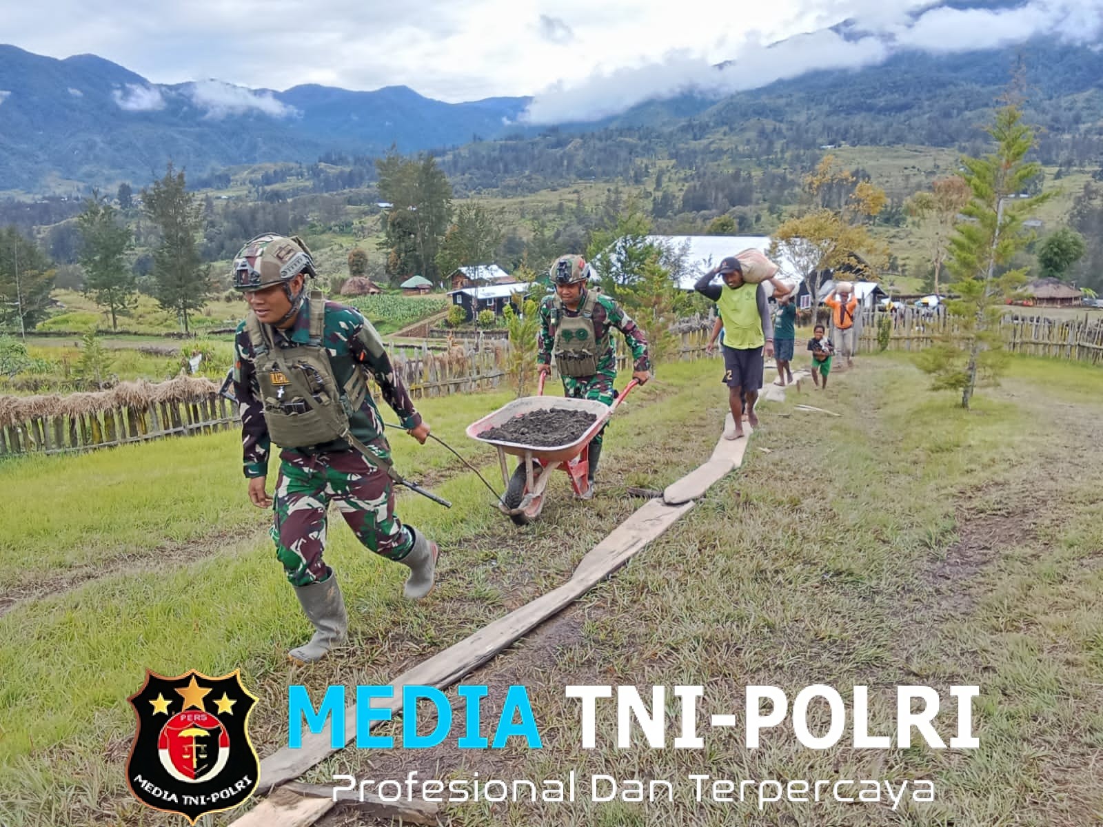 Satgas Yonif 700/WYC Gelorakan Semangat Kebersamaan Pos Bendungan Bantu Pembangunan Patung Misionaris Gordon F. Larson