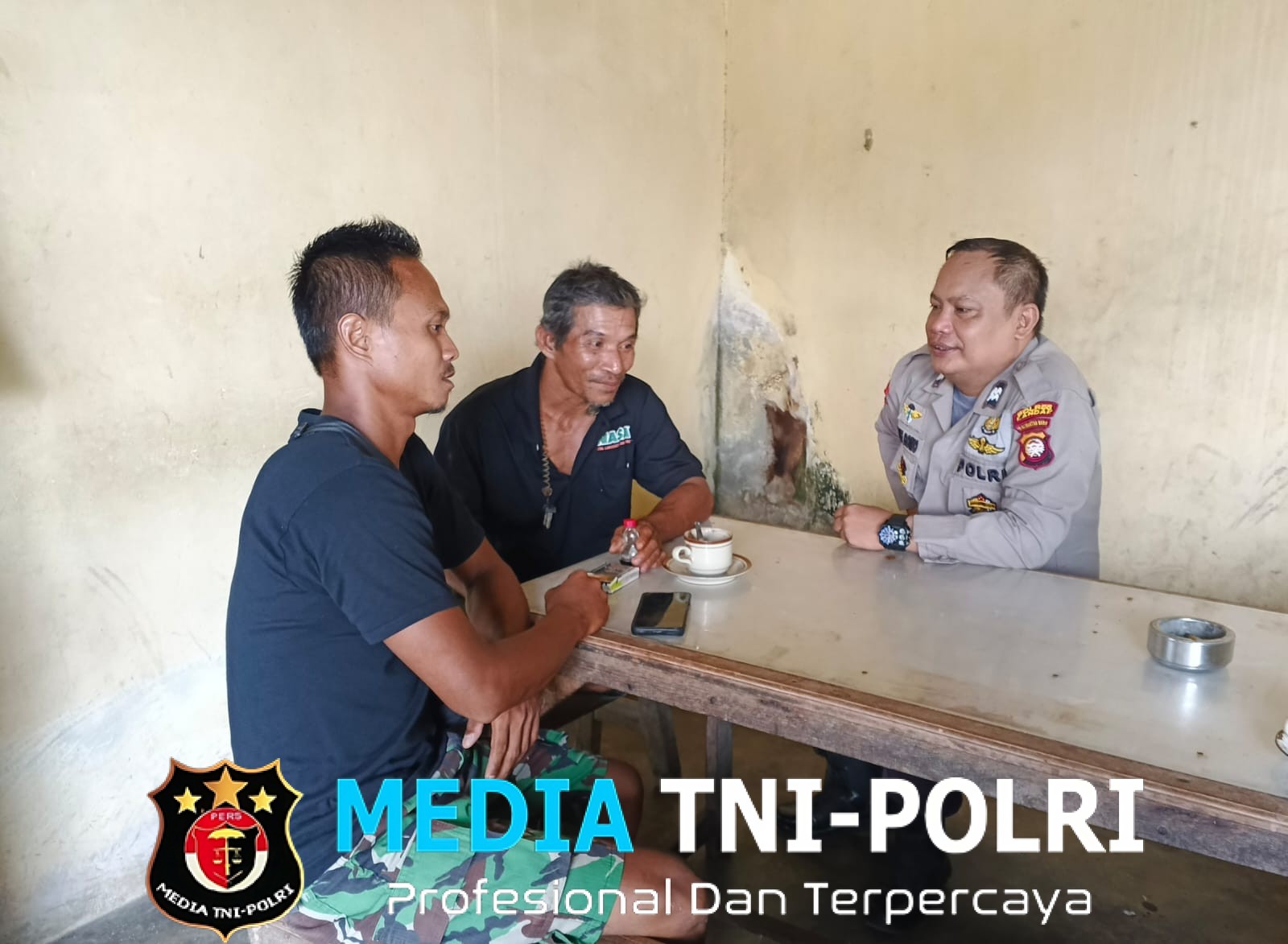 Saat Polisi Menyapa Warga di Tengah Aktivitas Siang, Inilah Pesan yang Disampaikan
