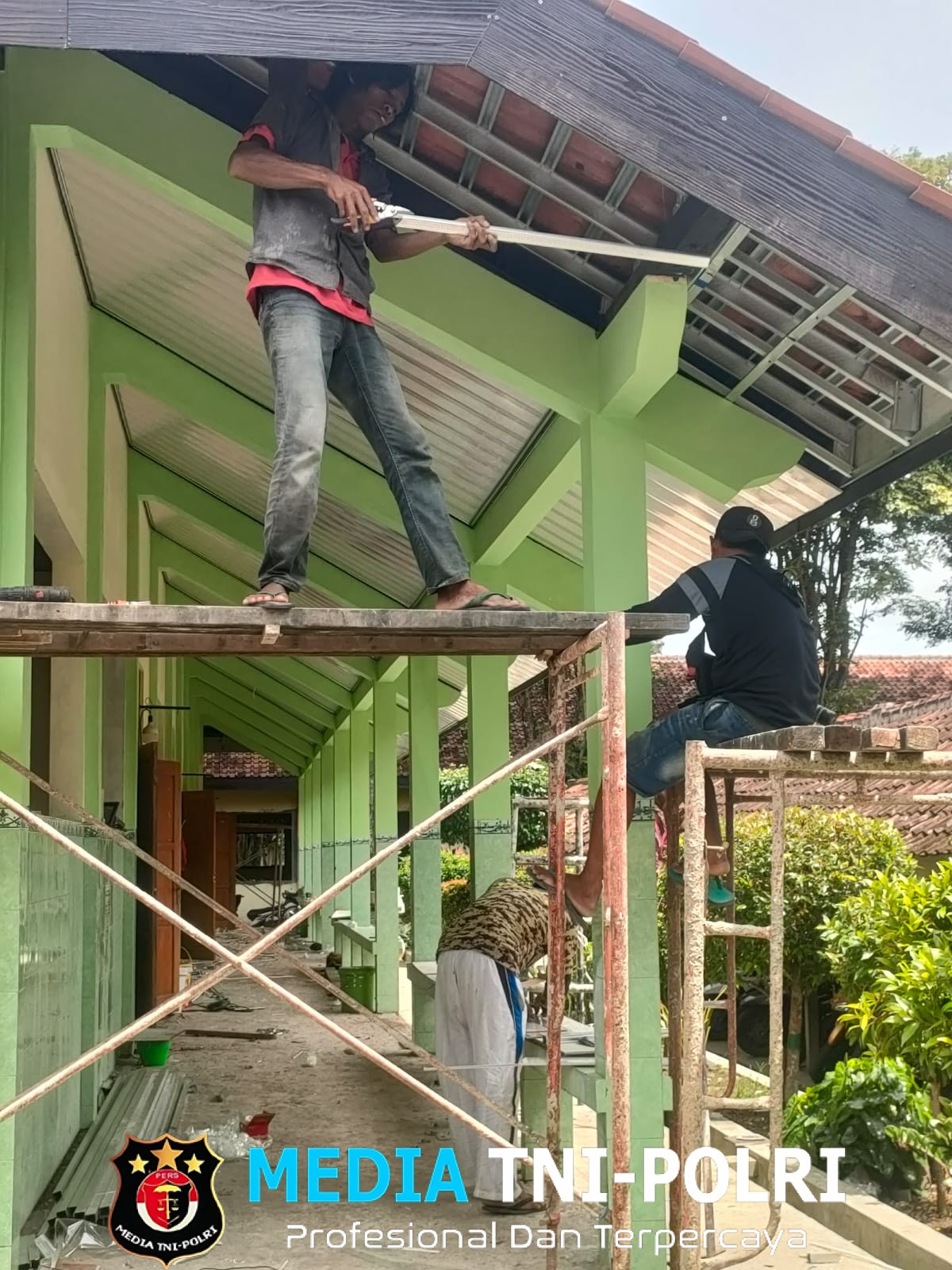 Saatnya Rekanan Proyek Di Wonogiri Patuhi SOP Secara Total, ” Pekerja DAK SMA I Purwantoro Tanpa APD “