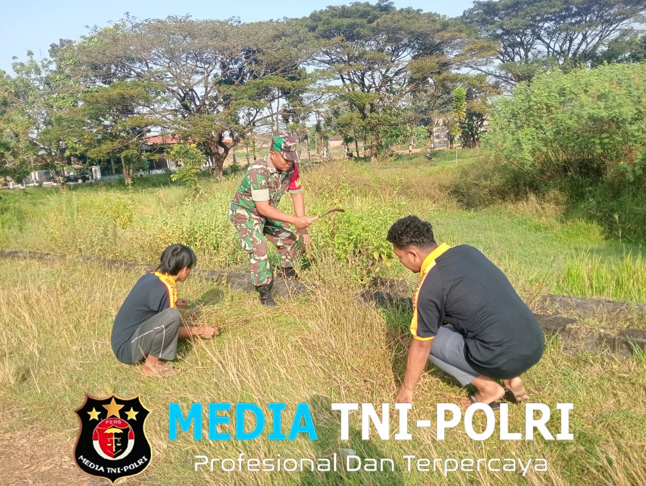 Babinsa Gotong Royong Rapikan Rumput Lapangan, Upaya Menciptakan Lingkungan yang Bersih dan Rapi