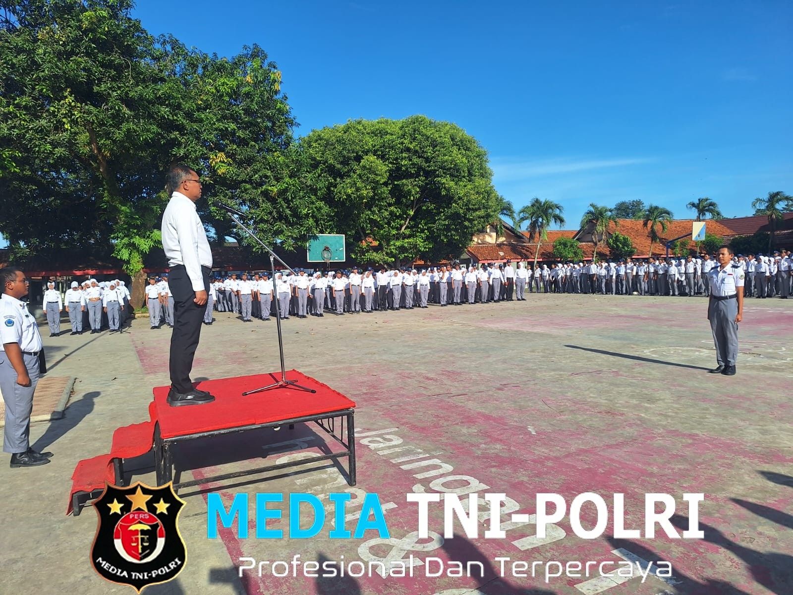 Wakasat Narkoba Polresta Tangerang Jadi Pembina Upacara di SMKN 1, Ingatkan Pelajar Jauhi Narkoba dan Bullying