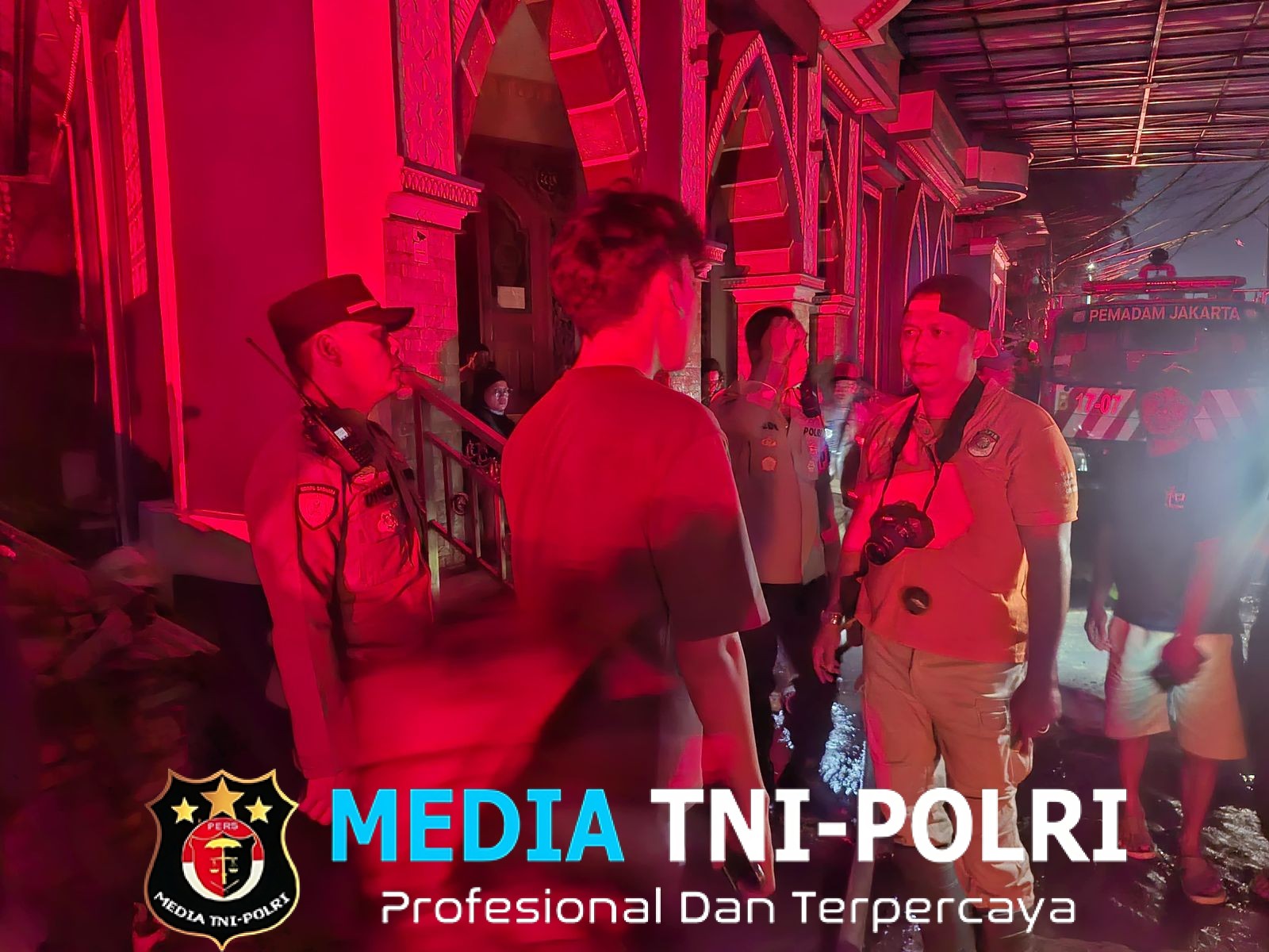 Respon Cepat! Pamapta 3 Polres Metro Jakbar Tangani Kebakaran di Jatipulo