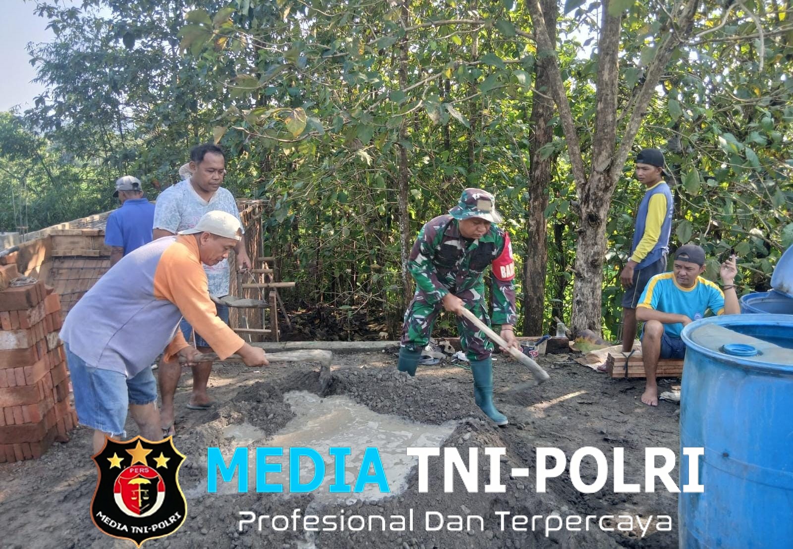 Wujud Nyata Kemanunggalan TNI dan Rakyat, Babinsa Koramil Simo Bantu Warga Bangun Rumah