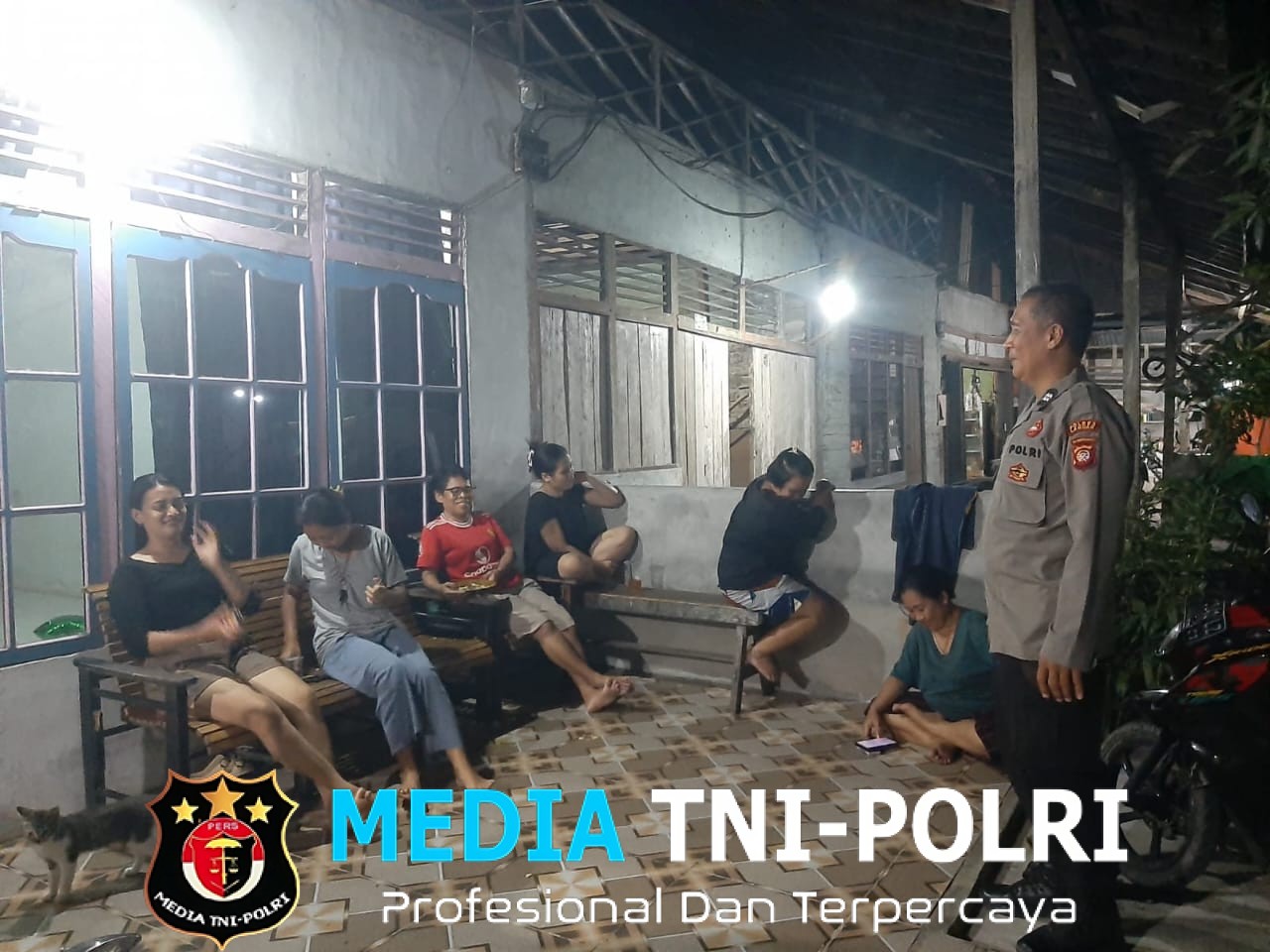 Polisi Menyapa di Tengah Malam Patroli Humanis Ciptakan Rasa Aman di Mandor