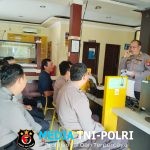 KA SPKT Polres Landak Memberikan Pelatihan Operator Pelayanan Polisi 110