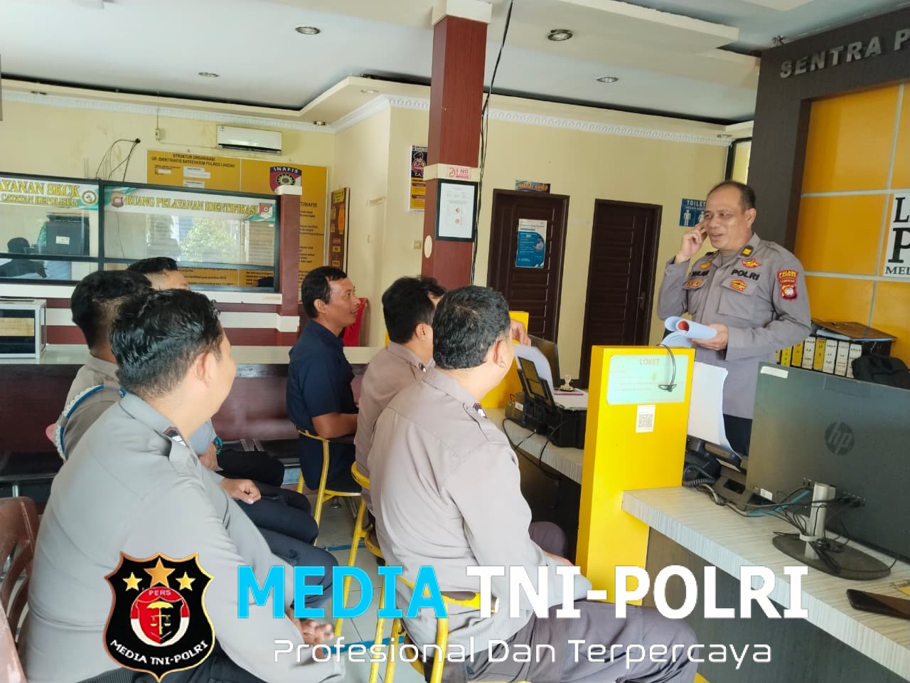 KA SPKT Polres Landak Memberikan Pelatihan Operator Pelayanan Polisi 110