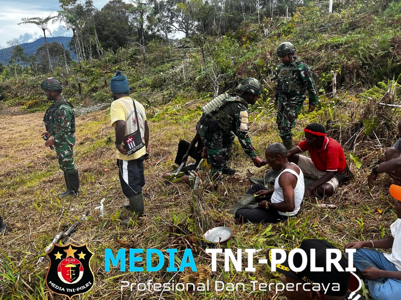 Karya Bhakti Satgas Yonif 521/DY Gotong Royong Bersama Masyarakat Bersihkan Areal Bandara Eragayam