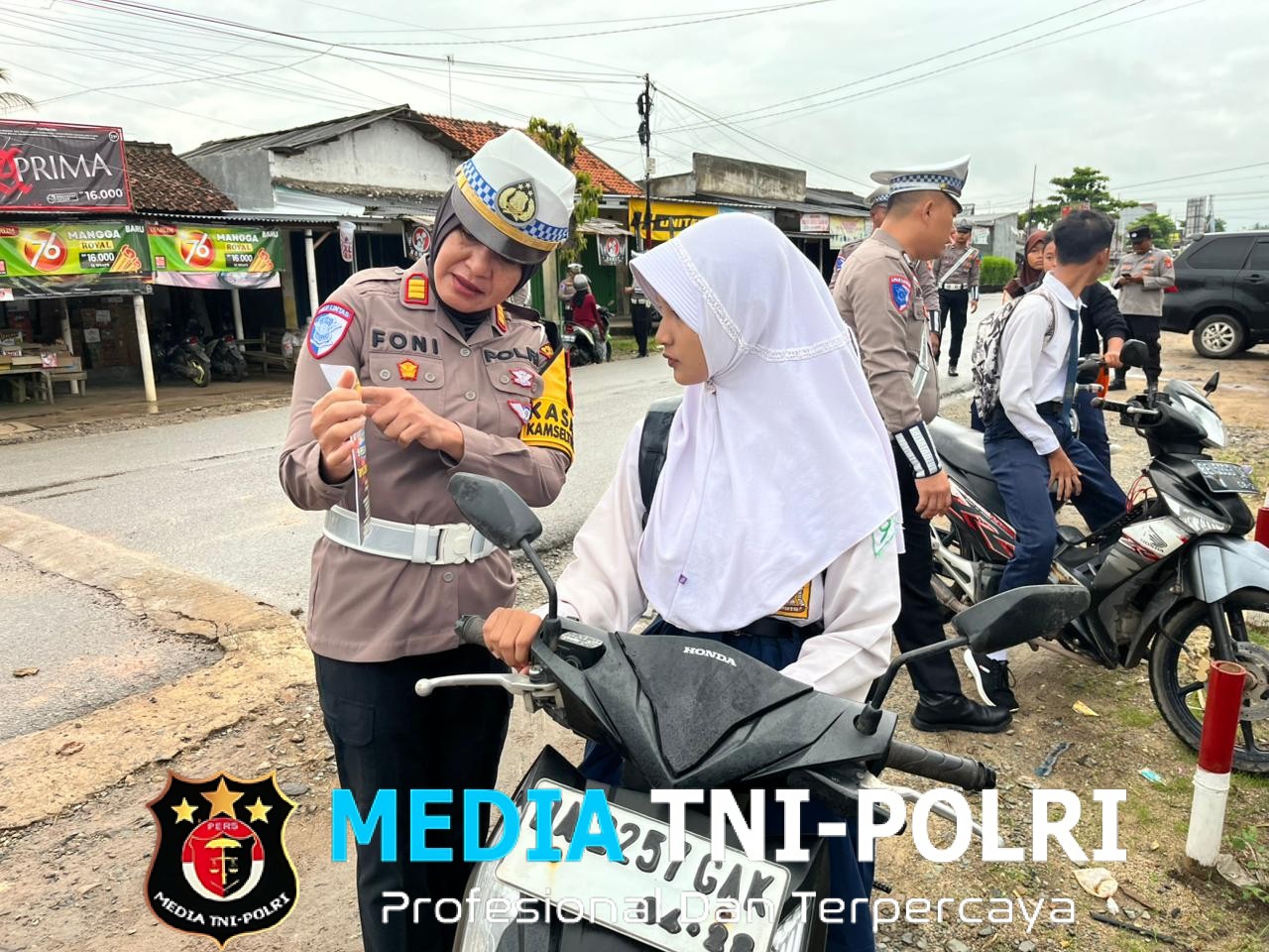 Operasi Zebra Krakatau 2025 Sat lantas Polres Tulang Bawang Barat Lakukan Penertiban Pengendara Dengan Pendekatan Edukatif Dan Humanis kepada pelanggar Lalu lintas