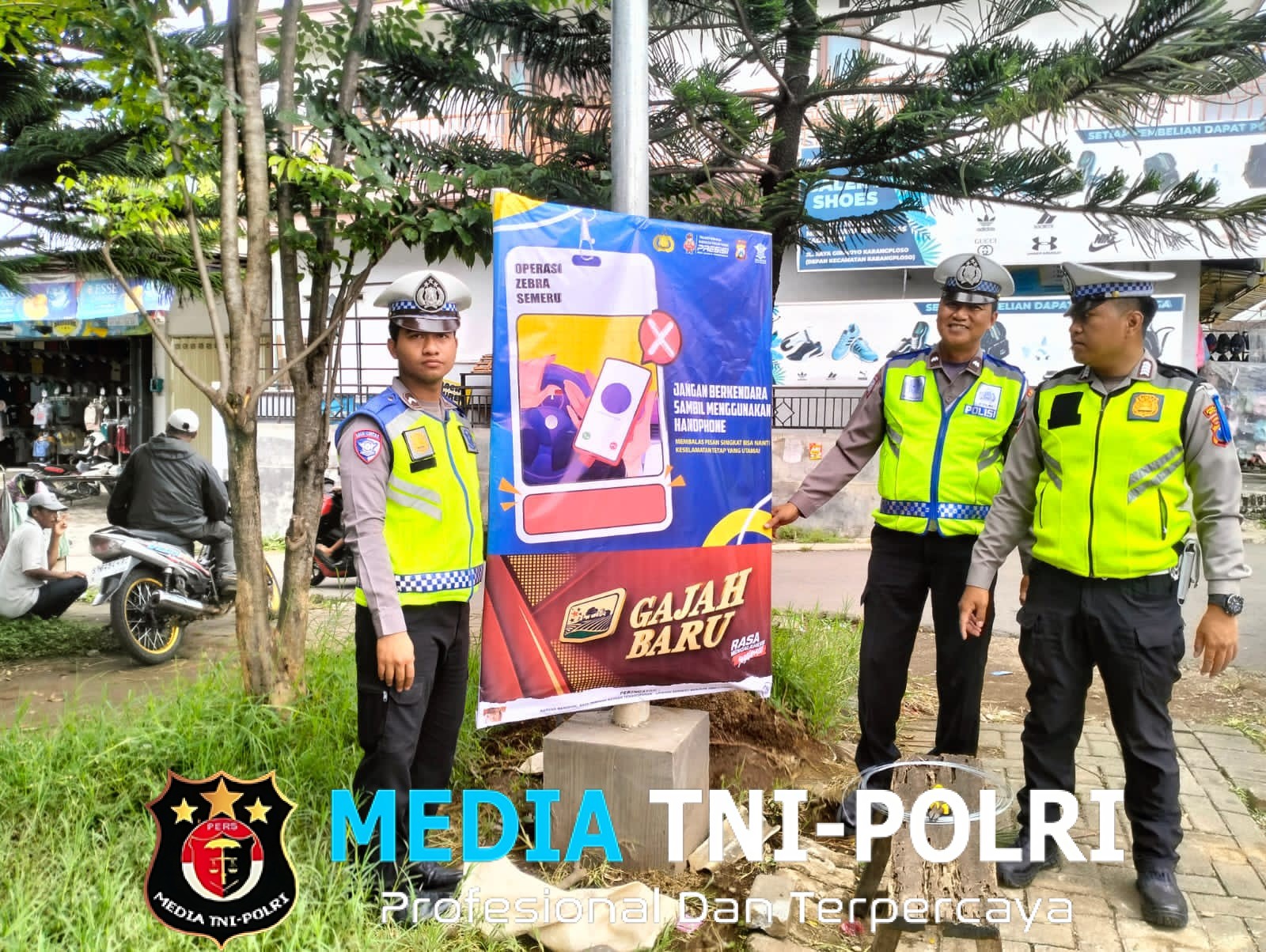 Ops Zebra Semeru, Polres Malang Pasang Baliho Imbauan di Titik Rawan Kecelakaan