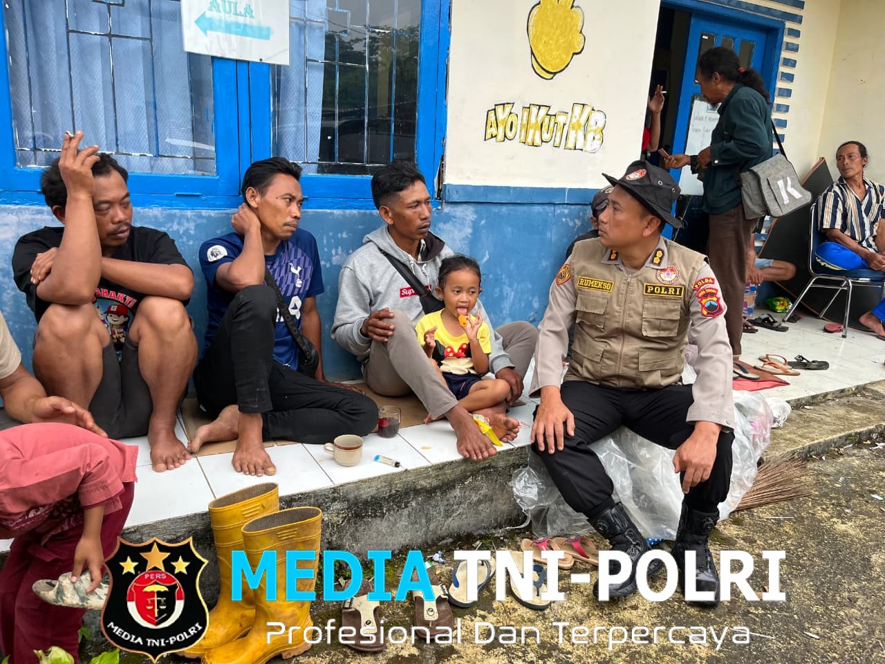 Tim Trauma Healing Polda Jateng Dampingi Korban Longsor di Cilacap dan Banjarnegara, Lindungi Warga dari Guncangan Psikologis Pasca Bencana