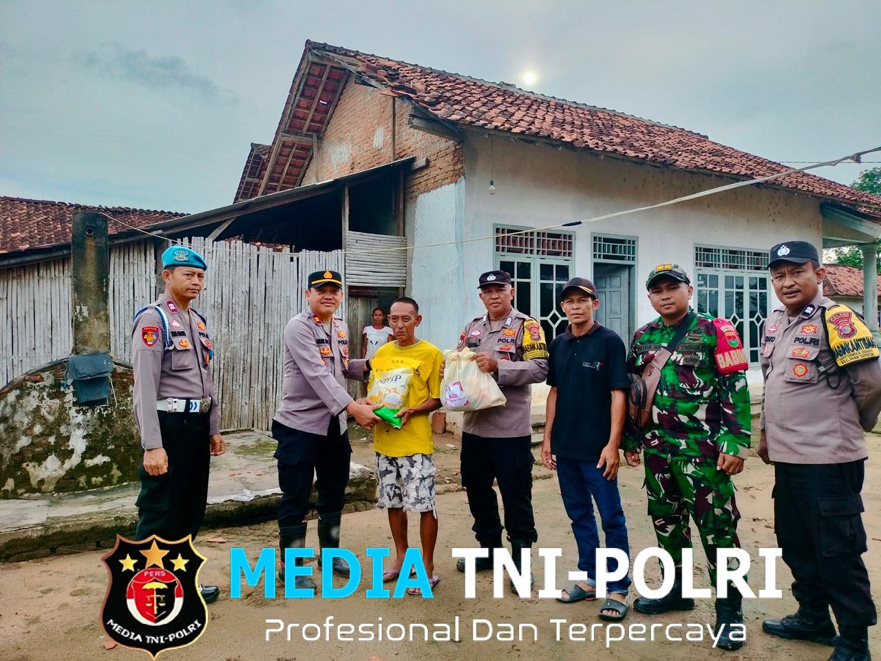 Wujud Kepedulian Polri, Polsek Seputih Banyak Salurkan Bansos untuk Korban Angin Puting Beliung