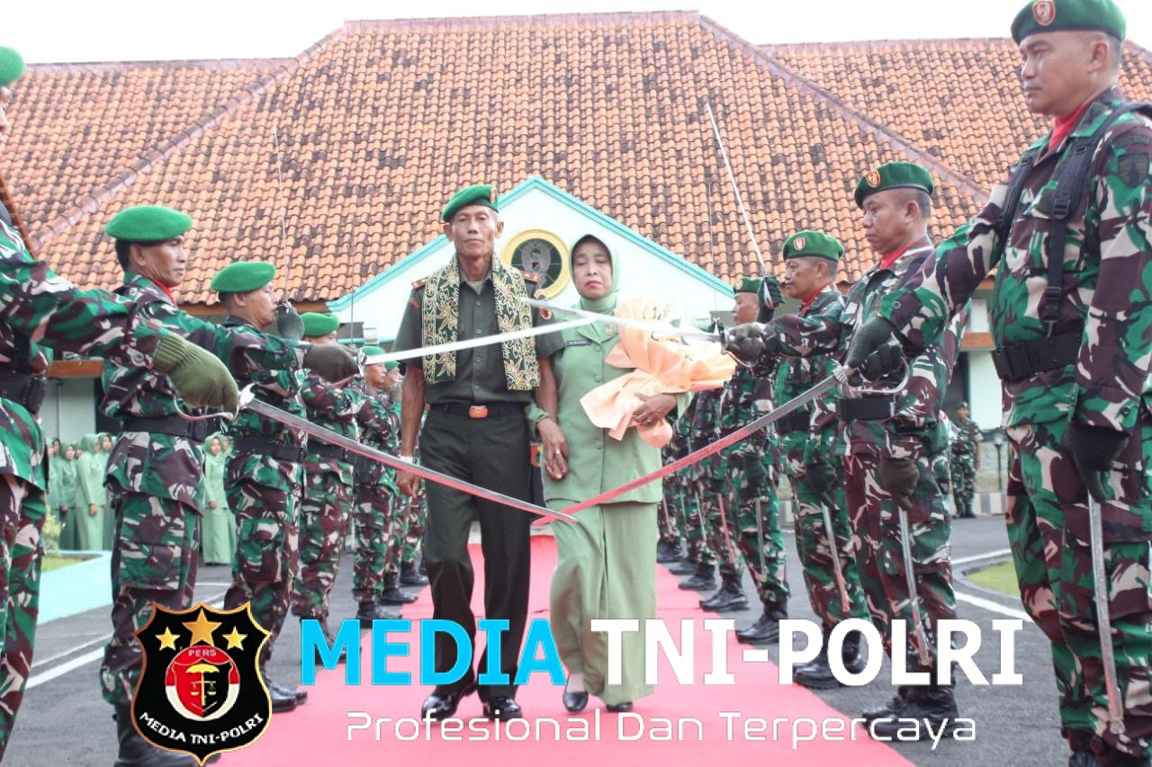 Pedang Pora Kehormatan Kodim 0825 Banyuwangi Melepas Mayor Arm Sutoyo dengan Tradisi Penuh Wibawa