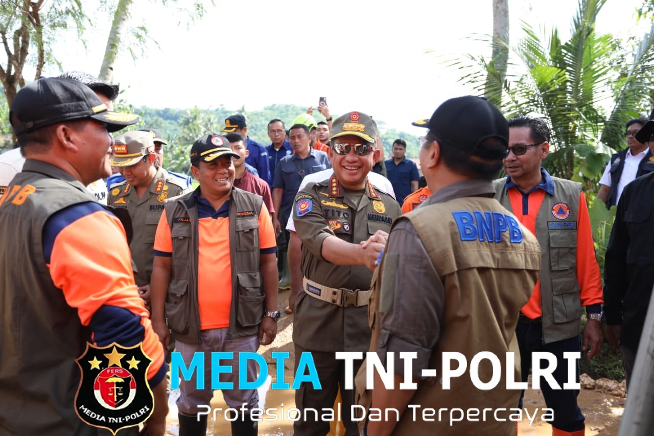 Tinjau Penanganan Longsor di Cilacap, Mendagri Penanganannya Sudah Sistematis