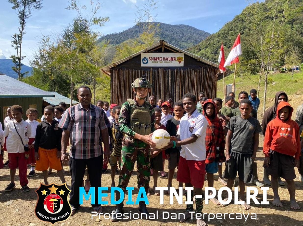 Satgas Yonif 700/WYC Bagikan Sarana Olahraga dan Sepatu untuk Siswa SD Mayuberi