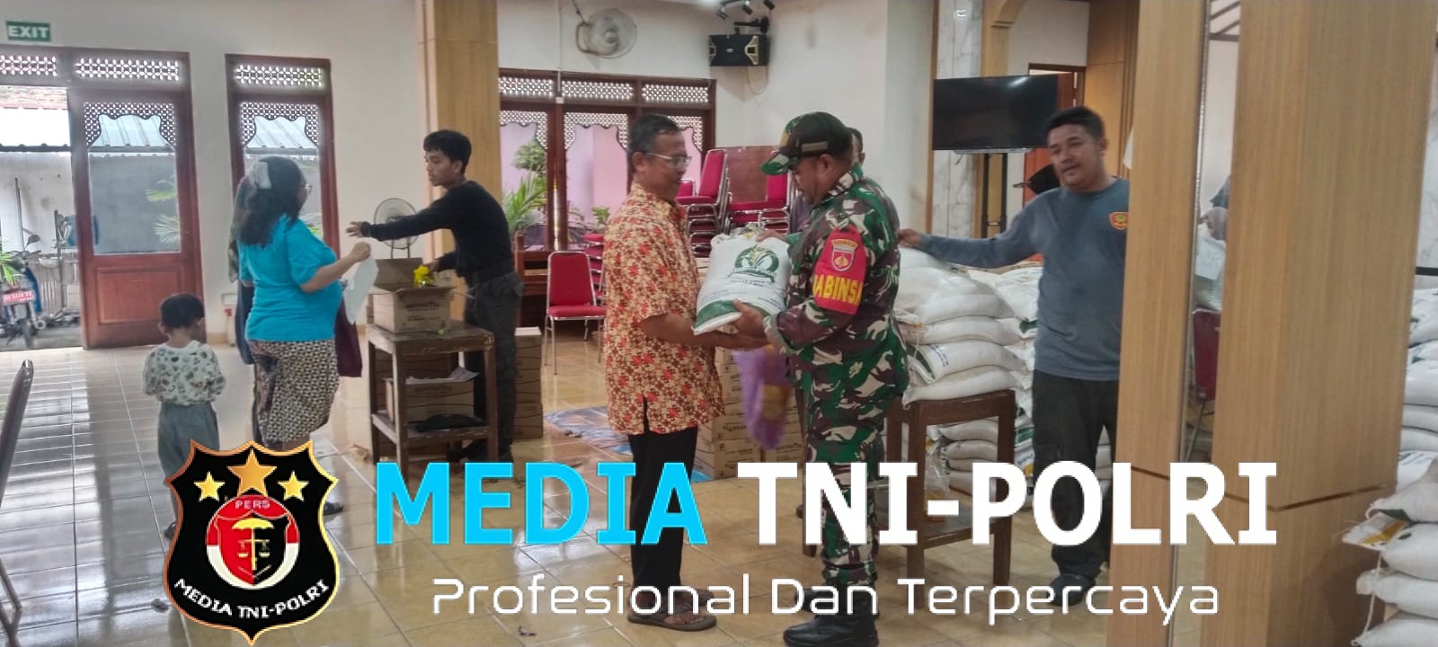 Babinsa Joyotakan Bantu Pendistribusian Beras Dari Bulog