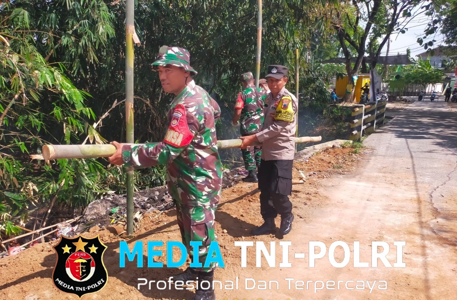 Babinsa dan Warga Kerja Bakti Pembersihan Lingkungan