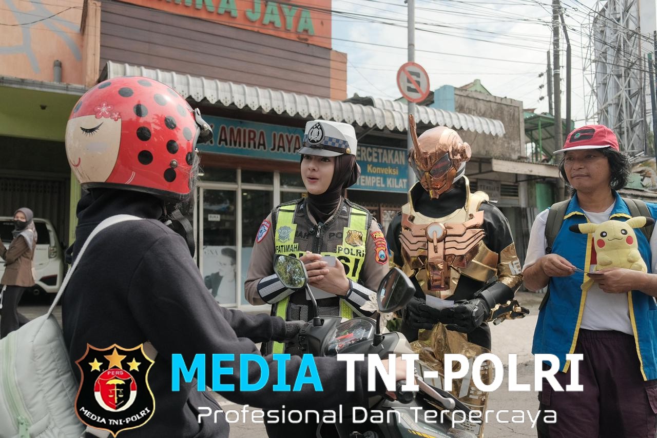 Sosialisasi Operasi Zebra, Polisi Malang Jadi Super Hero di Simpang Empat Kepanjen