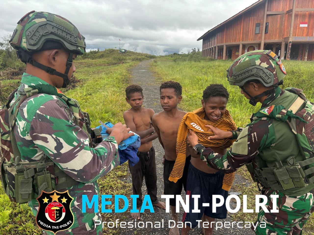 Pos Serambakon Satgas Yonif 751/VJS Bagikan Pakaian untuk Warga Kampung Wanbakon Senyum Anak-Anak Mengembang