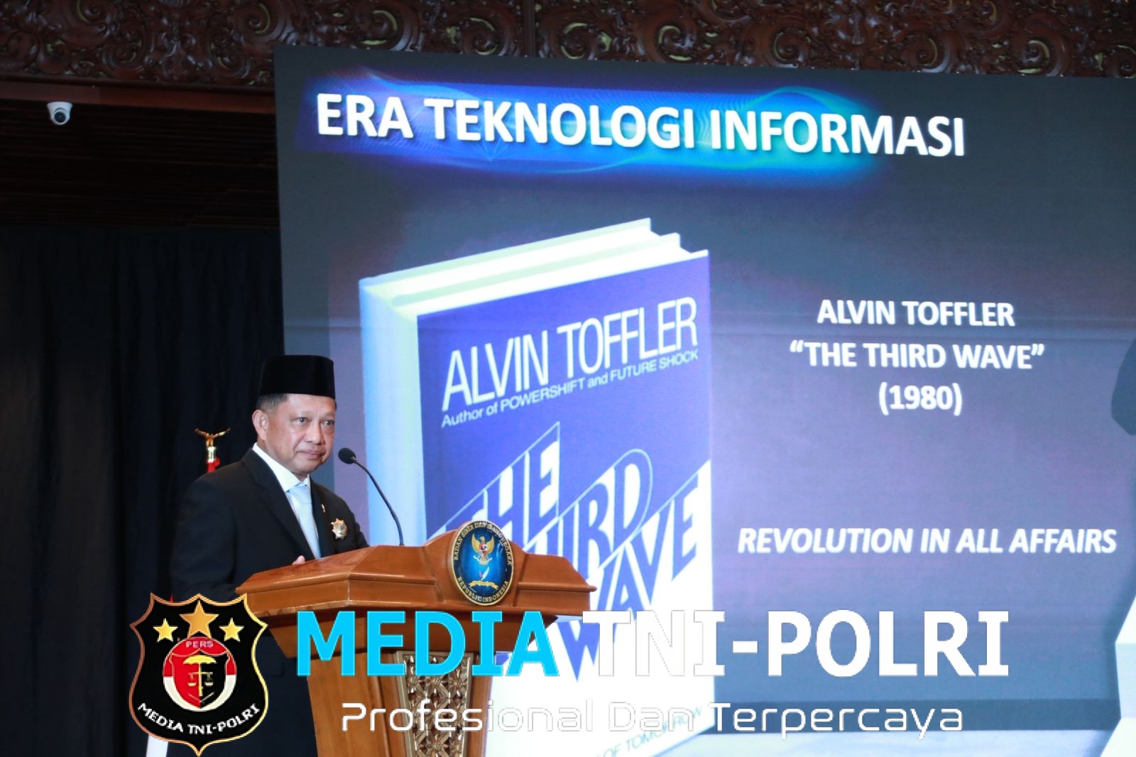 Mendagri Tito Terima Penghargaan Adibhakti Sanapati