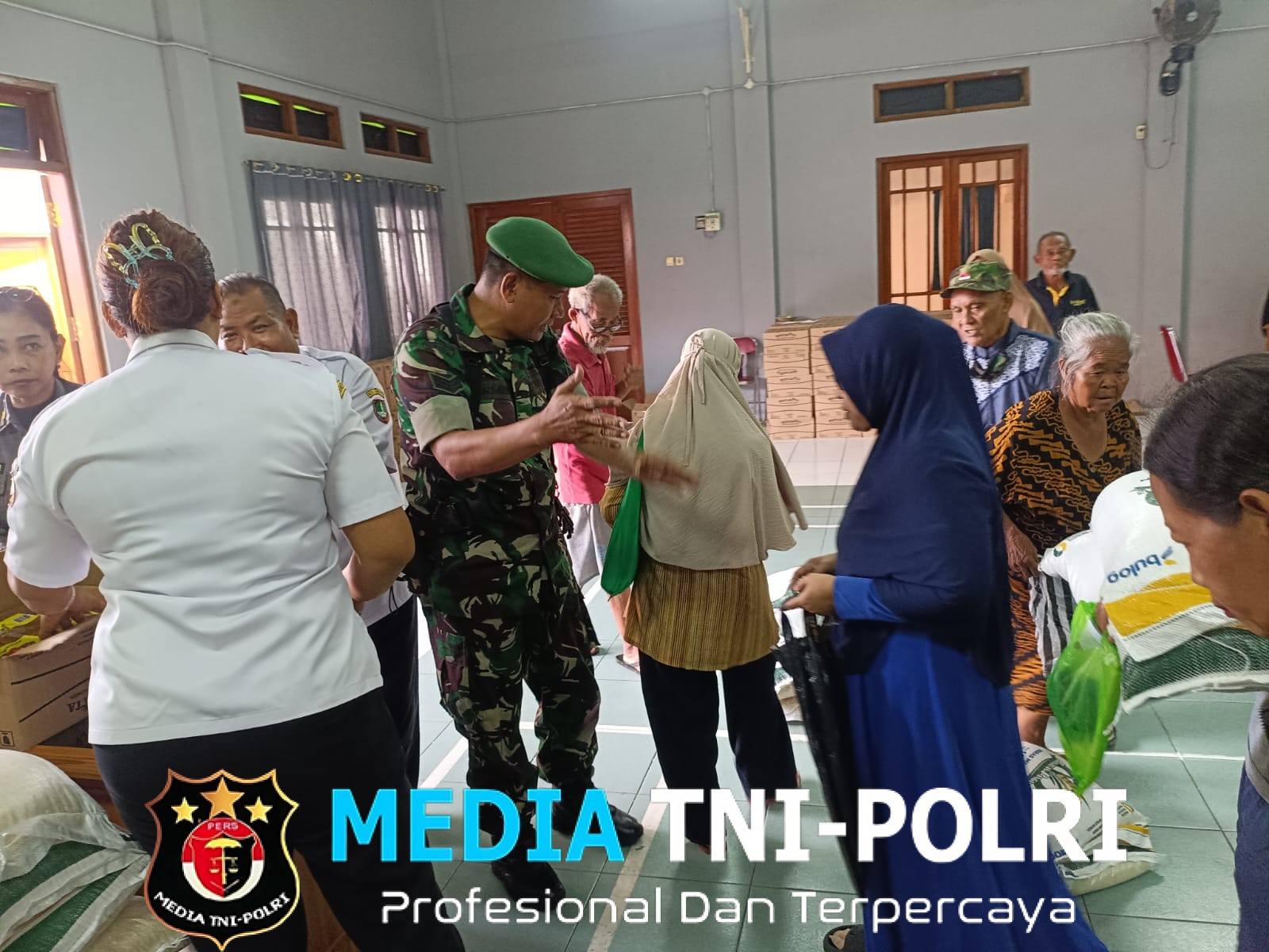 Biar Tepat Sasaran Babinsa Tipes Dampingi & Bantu Pendistribusian Beras dari Bulog