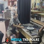 Lakukan Patroli Dialogis Malam Hari Polsek Menjalin Sambangi Warga