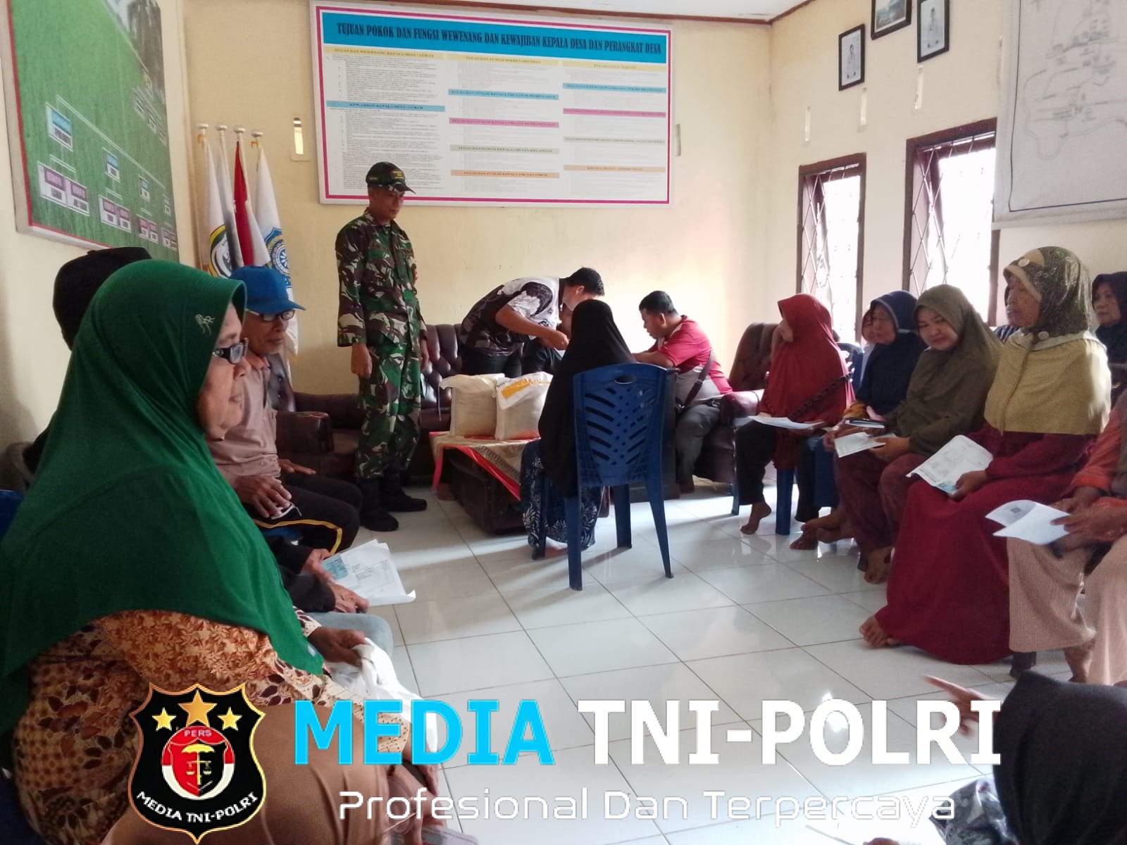 Babinsa Monitoring Penyaluran Bantuan Beras Bulog Kepada Masyarakat