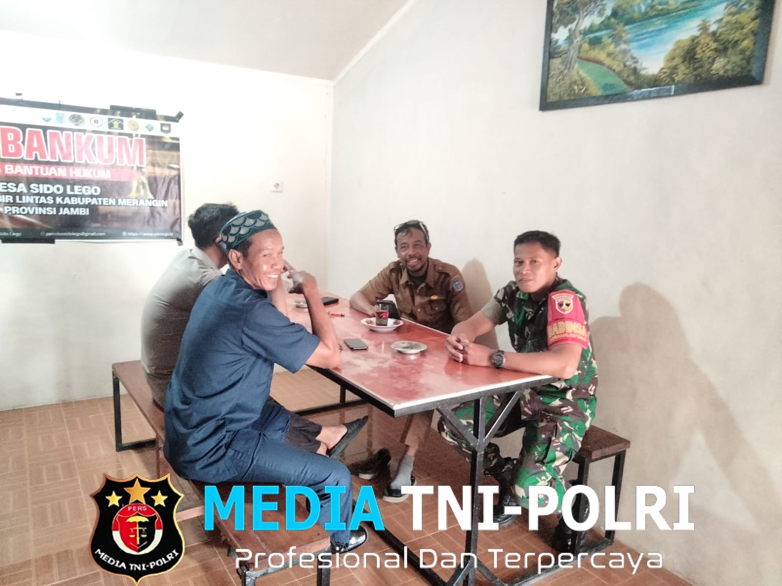 Babinsa Koramil 420-08/Tabir, Melaksanakan Komsos dengan Bhabinkamtibmas, Kades, BPD dan Perangkat Desa Sido Lego, kec. Tabir Lintas