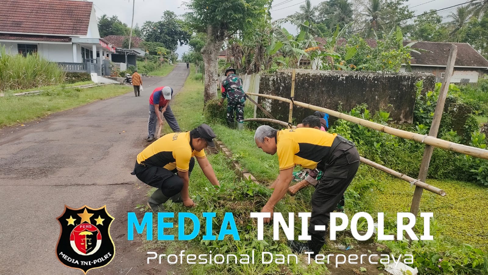 Koramil 0818/11 Donomulyo dan Warga Tlogosari Gelar Bakti Sosial Pembinaan Lingkungan Hidup Menuju Indonesia Hijau