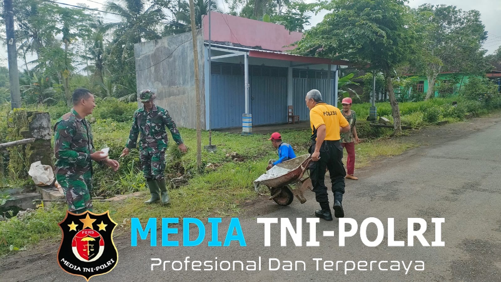 Polsek Donomulyo dan Koramil 0818/11 Gelar Bakti Sosial Pembinaan Lingkungan Hidup di Desa Tlogosari