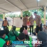 Polsek Sukatani Gelar Jumat Peduli, Salurkan Bantuan Sembako untuk Ojol dan Opang