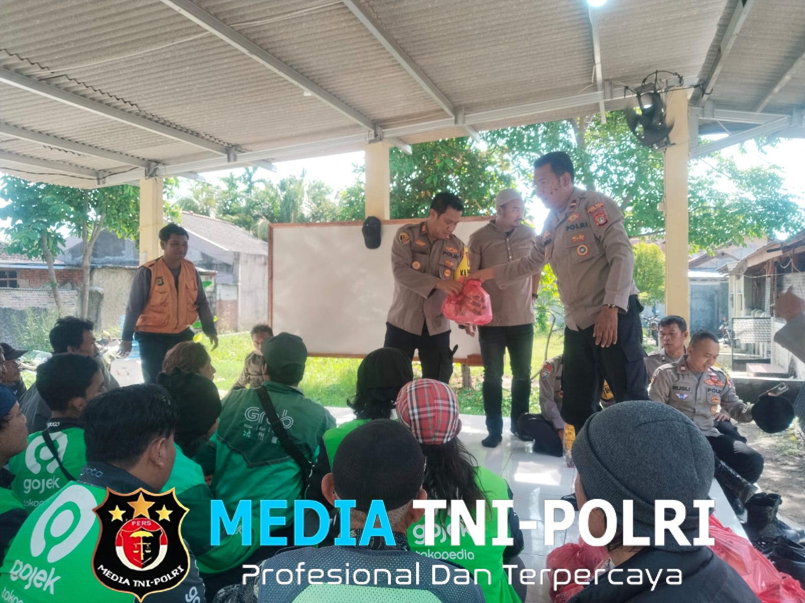 Polsek Sukatani Gelar Jumat Peduli, Salurkan Bantuan Sembako untuk Ojol dan Opang