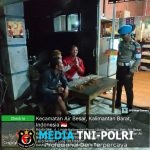 Patroli Humanis! Polisi Sapa Karyawan Alfamart Dan Warga Sedang duduk santai di Tengah Sunyi Malam Air Besar