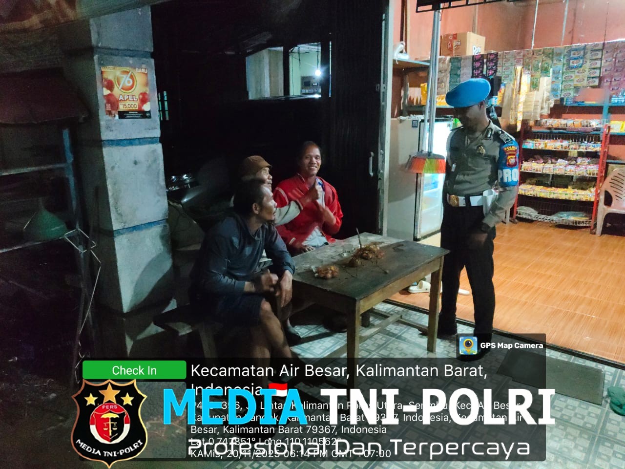 Patroli Humanis! Polisi Sapa Karyawan Alfamart Dan Warga Sedang duduk santai di Tengah Sunyi Malam Air Besar