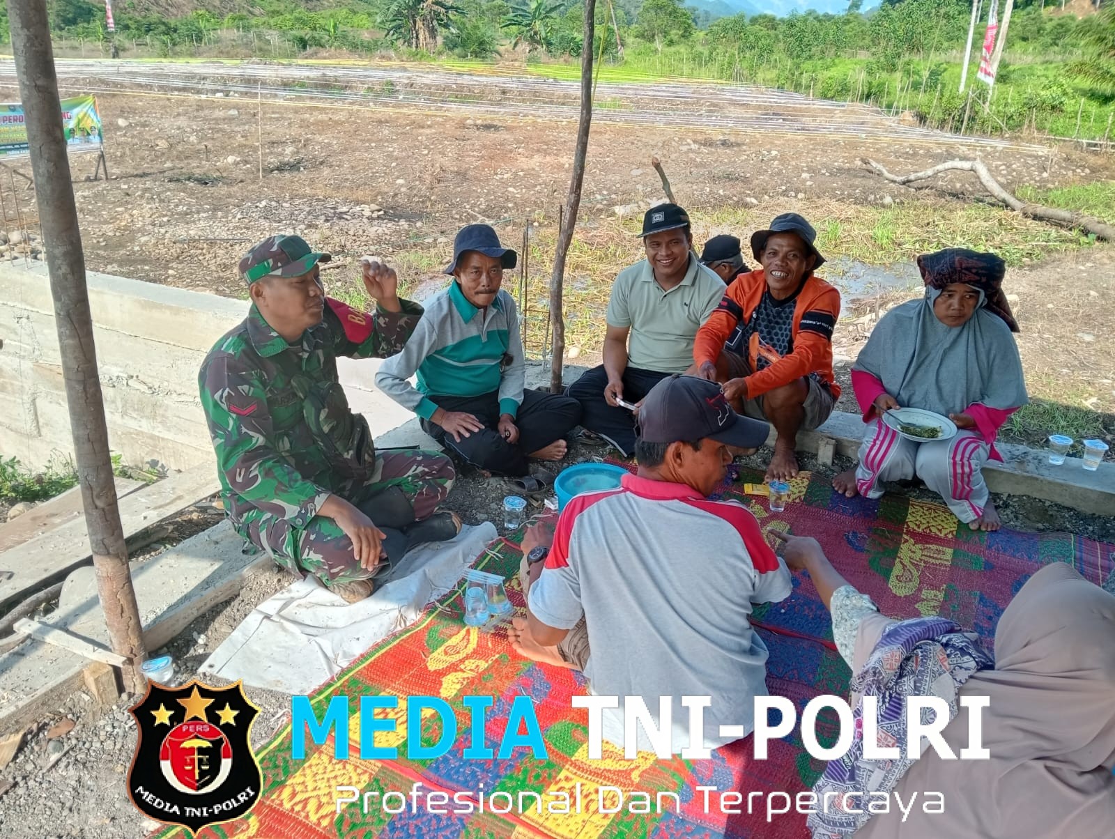Babinsa Koramil 420-08/Tabir Melaksanakan Komsos dengan Tokoh Masyarakat dan Warga Desa Batang Kibul kec. Tabir barat