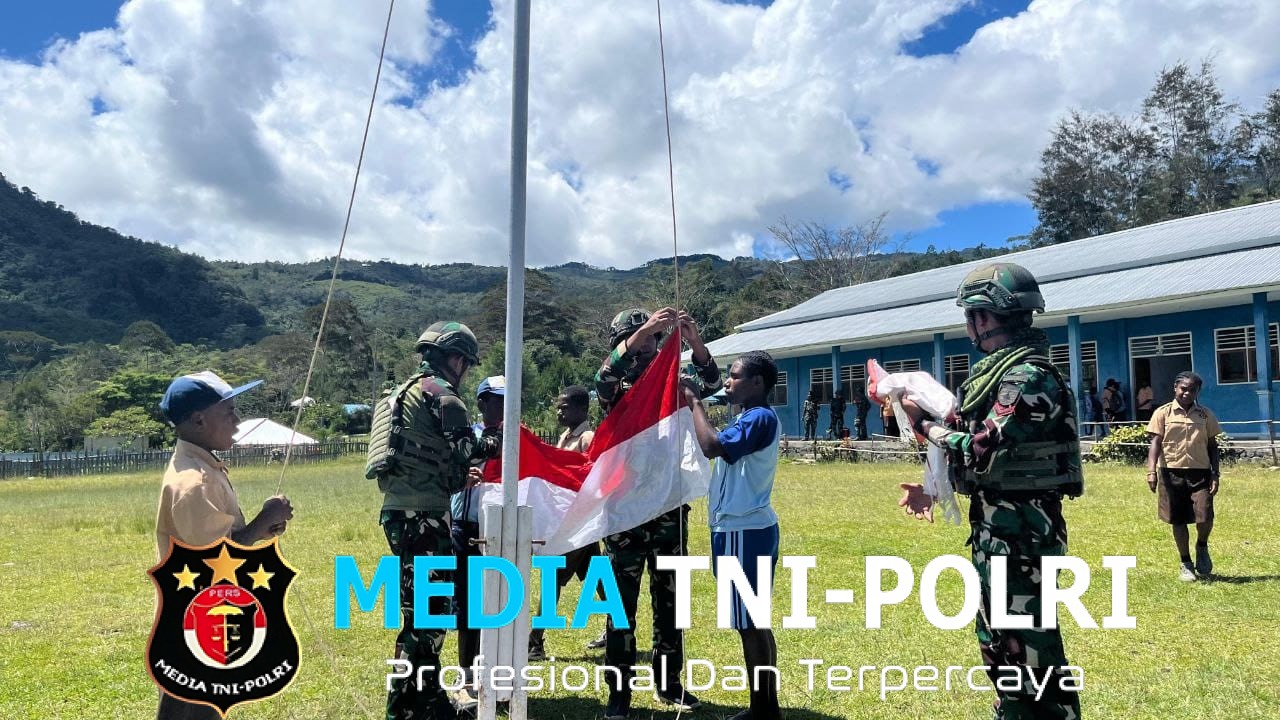 Wawasan Kebangsaan Satgas Yonif 521/DY Membantu Mengajar di SD Negeri Distrik Kelila