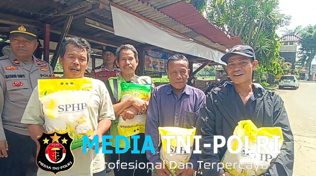Kapolsek Serang Baru Pimpin Jumat Berkah, Bagikan Beras kepada Ojek Pangkalan