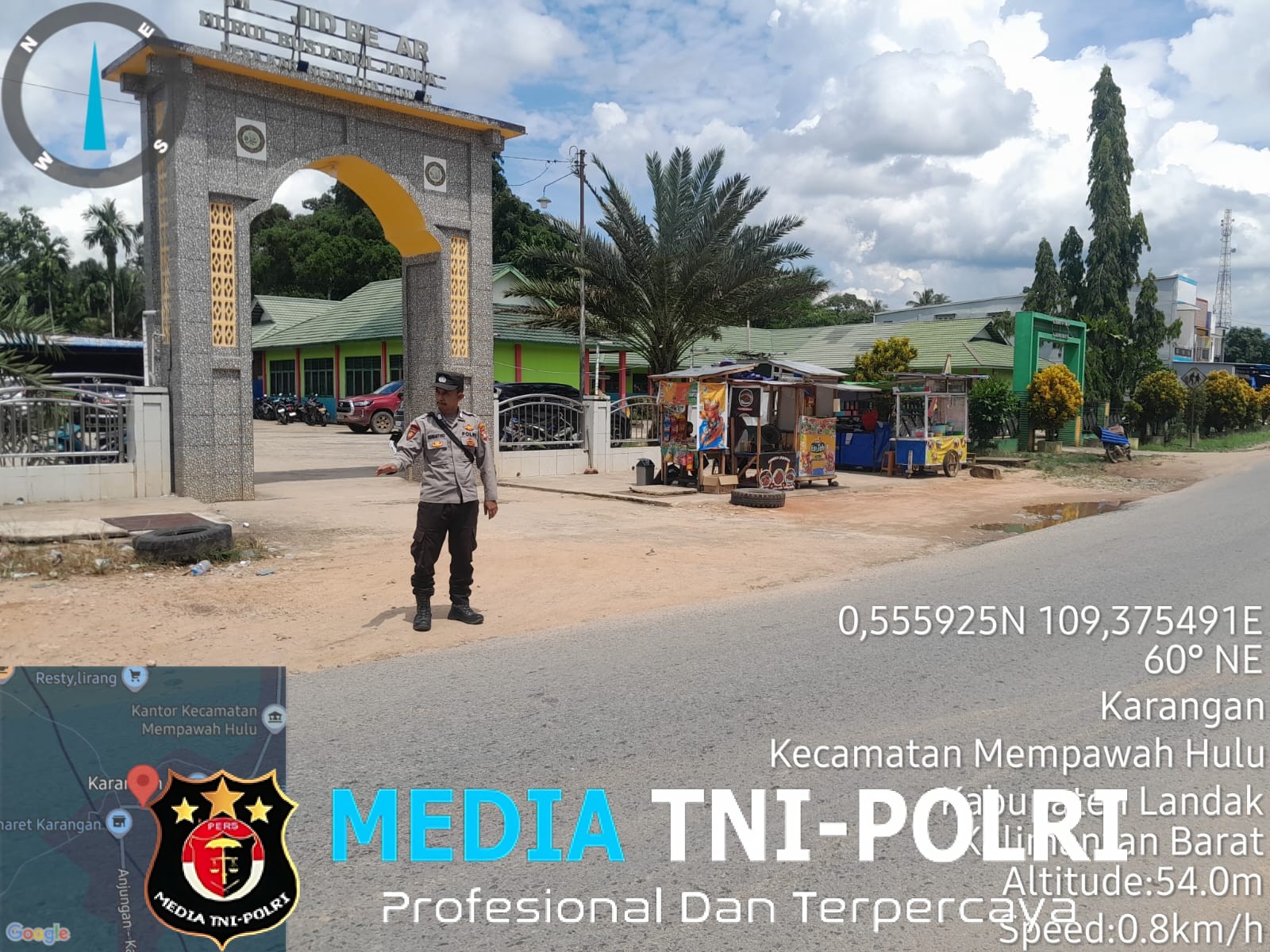 Bripka Riswantoro jaga keamanan di Masjid Nurul Bustanul Jannah Karangan