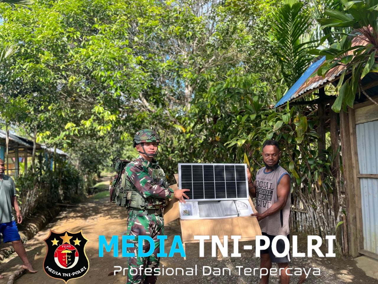 Pos Iwur Satgas Yonif 751/VJS Pasang Lampu Tenaga Surya di Kampung Serumkubin Malam Lebih Terang, Akses Lebih Aman