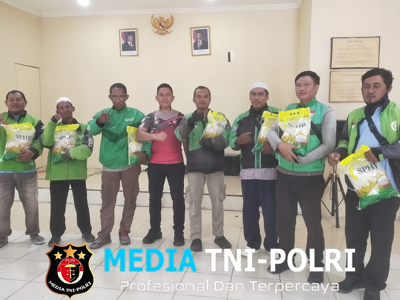 Polsek Tarumajaya Gelar Bakti Sosial, Edukasi Driver Ojol tentang Kepedulian Sesama