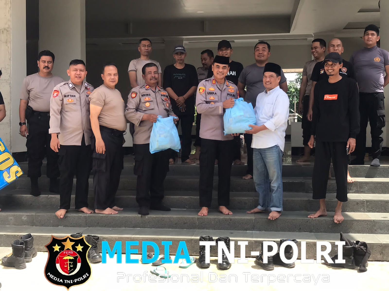 Polsek Setu Gelar Bakti Religi Para Personel Korve Bersihkan Masjid Babusalam Jelang Salat Jumat