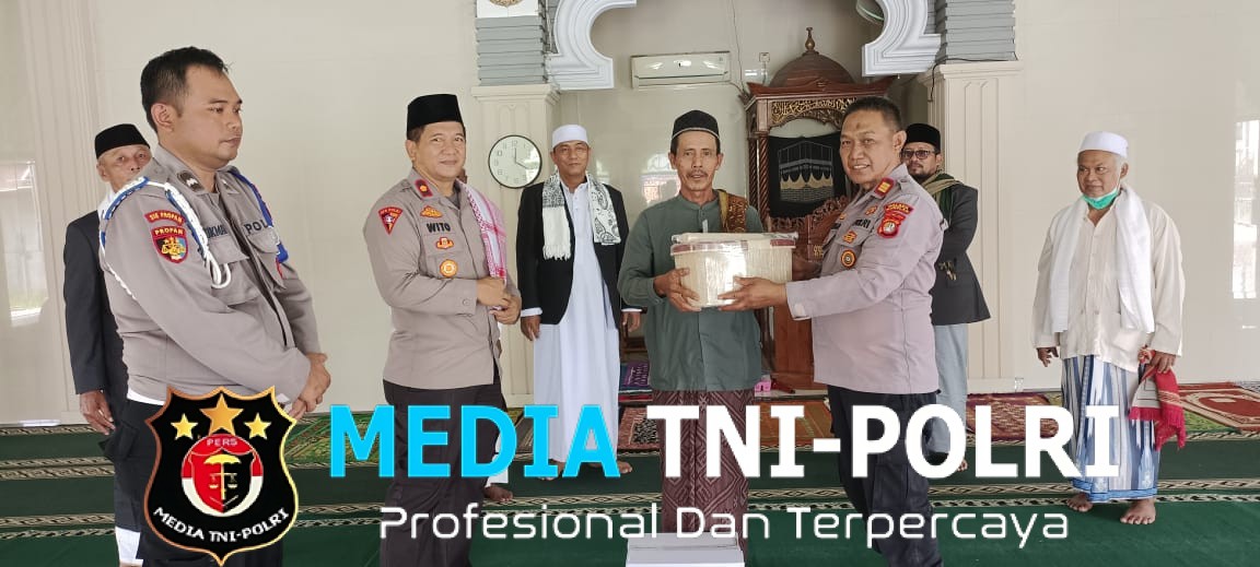 Kapolsek Babelan Salurkan Bantuan Sembako dan Alat Kebersihan untuk Masjid Jami Darul Amal