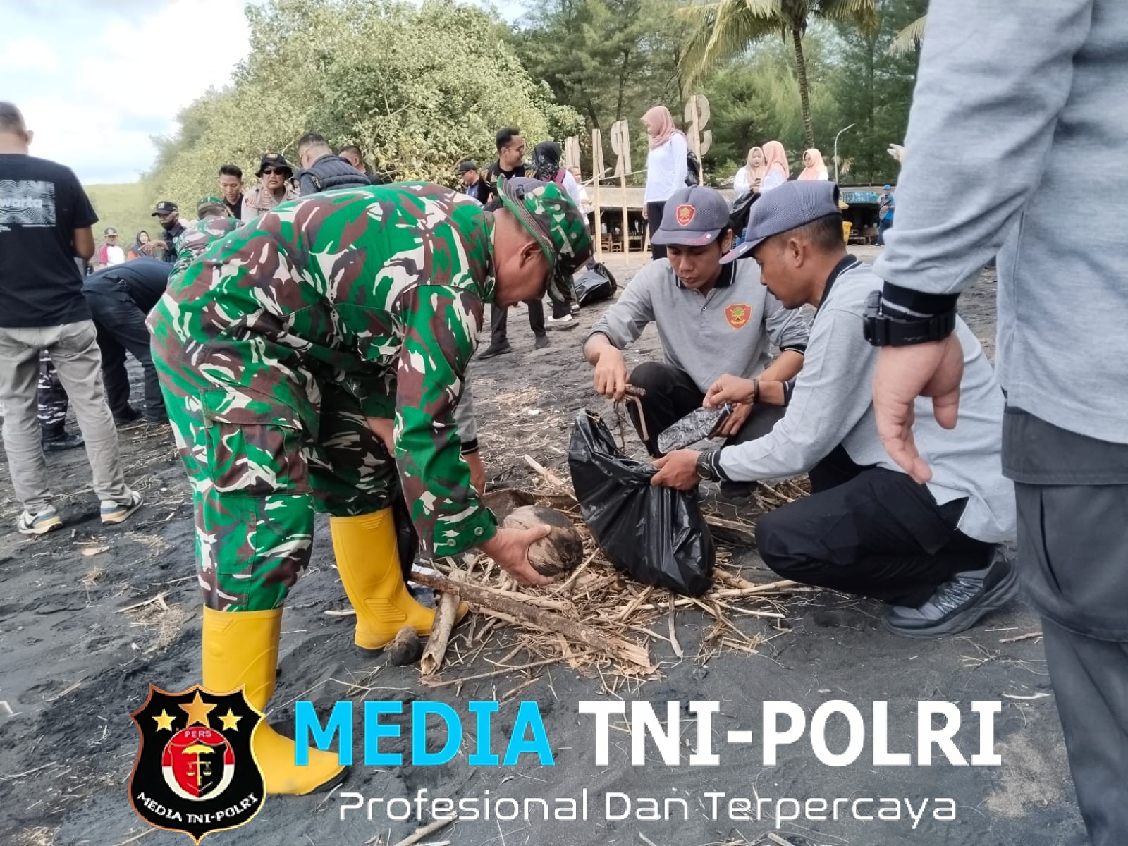 Dukung Pariwisata Lokal, Koramil 0808/17 Panggungrejo Berkontribusi Melalui Aksi Bersih-bersih Pantai Serang